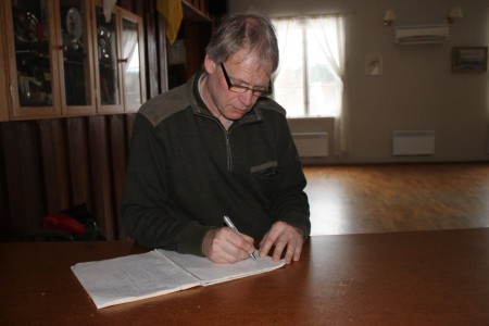 Tävlingsledaren Per skriver ihop resultatet.Pimpeltävling 2013